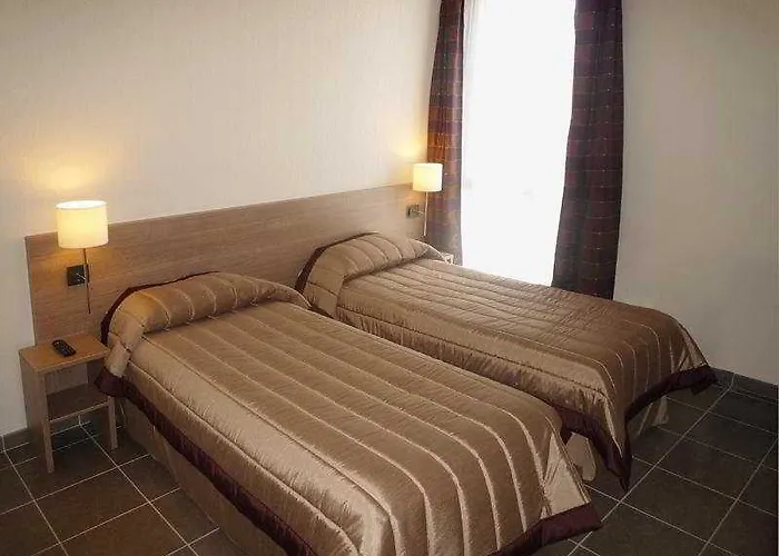 Sejours & Affaires 2* מנוסק