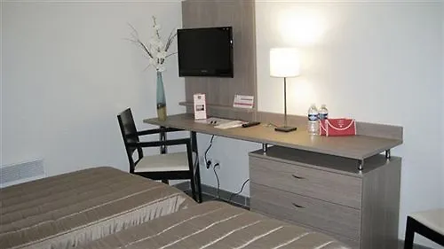 Sejours & Affaires 2* מנוסק