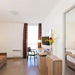 Sejours & Affaires 2* מנוסק